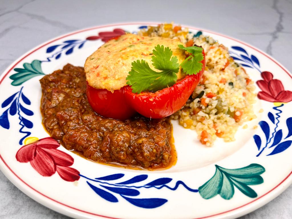 POIVRON FARCI VEGAN, COULIS DE TOMATES ET PERSILLADE AU CITRON, DUXELLE DE LÉGUMES, BOULGOUR. (VE)