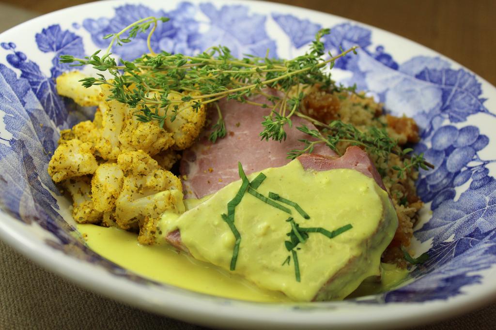 GIGUE DE COCHON DE LAIT, SAUCE MOUTARDÉE, TOMATE PANÉE, RÔTIE AUX HERBES, RISOTTO AU BASILIC.