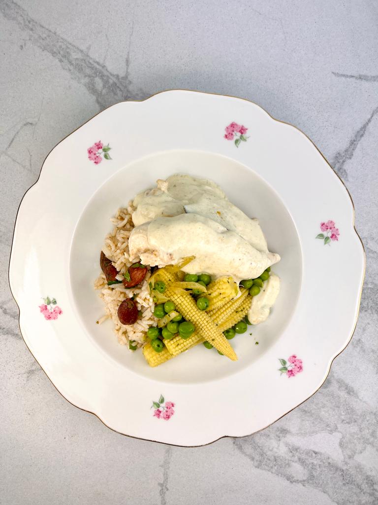 SUPRÊME POULET AU CURRY VERT, BABY MAÏS ET PETITS POIS, RIZ BASMATI AUX ÉPICES THAÏ. (GF)