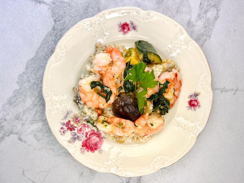 SCAMPIS, RISOTTO DE SARRASIN AUX LÉGUMES D’ÉTÉ RÔTIS, JEUNES POUSSES D’ÉPINARDS, OIGNONS ET HERBES VERTES. (GF)