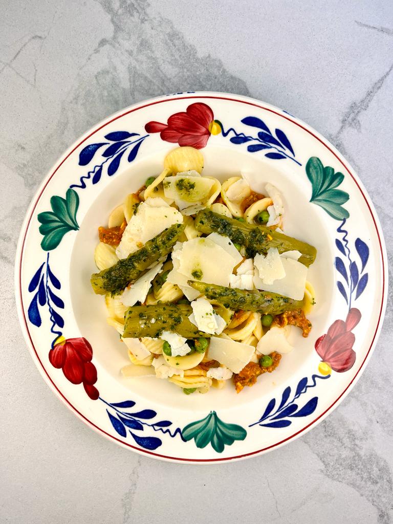 ORECCHIETTE (PÂTES), SALSA PARMIGIANA, ASPERGES VERTES ET PETITS POIS, PARMESAN, PERSIL PLAT. (V)