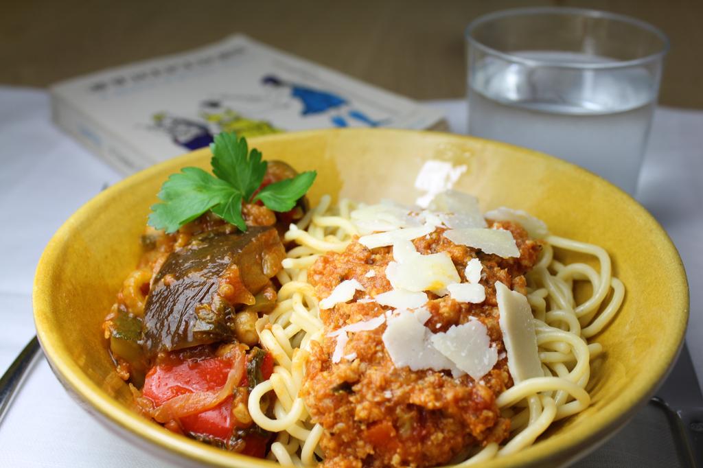 SPAGHETTI COMPLET AUX LÉGUMES, SAUCE BOLOGNAISE ET CHEDDAR VEGAN (VE)