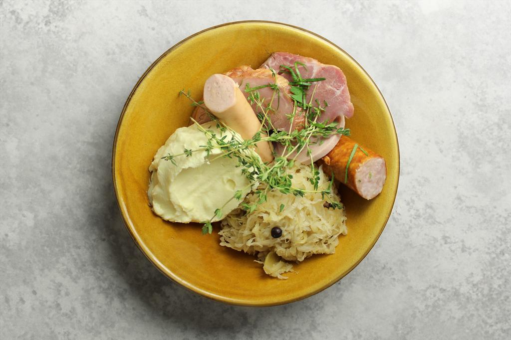 Choucroute garnie (kässler, frankfurter, kielbassa), purée de pommes de terre.