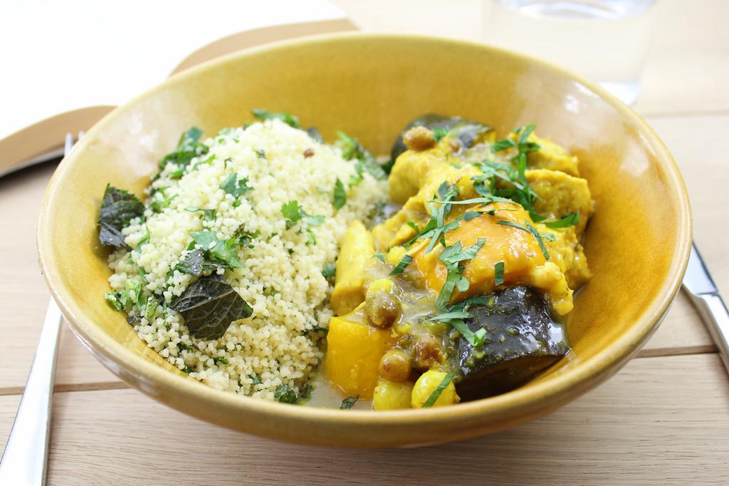 Tajine de poularde au citron, courgettes, coriandre et raisins, semoule aux herbes vertes.