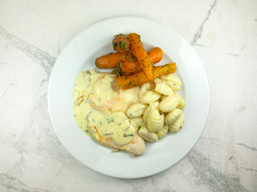 Escalope de dinde, sauce à l’estragon, stracciatella di bufala, jeunes carottes et céleri, gnocchi au parmesan et basilic