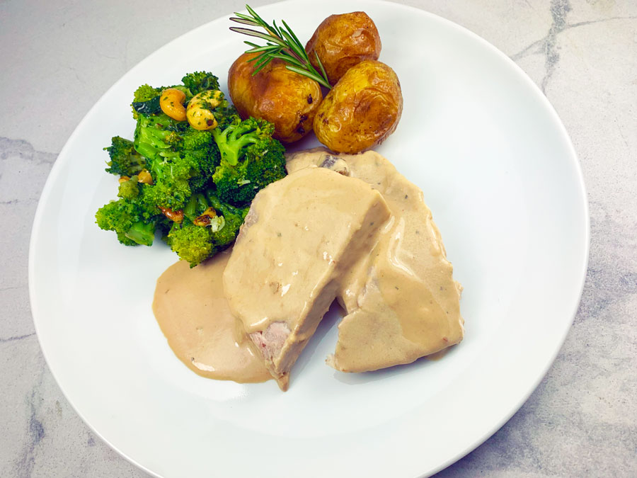 Gigue de cochon de lait, sauce champignons, brocoli et noix de cajou, pommes de terre au gros sel et romarin