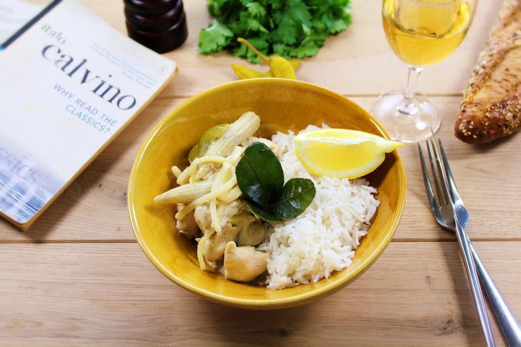 CHICKEN WITH GREEN CURRY AND COCONUT MILK, WHITE RICE