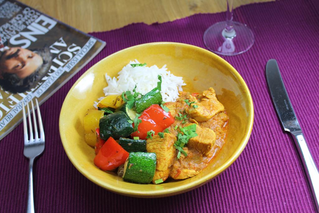 POULET JALFREZI (MEDIUM HOT), LEGUMES CONFITS, RIZ COMPLET AUX EPICES DOUCES.