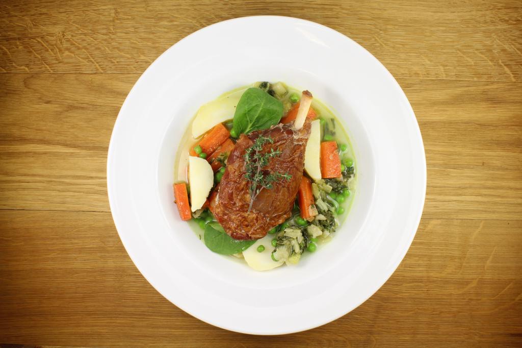 JAMBONNEAU EN HOCHEPOT DE JEUNES LEGUMES ET POMMES DE TERRE.