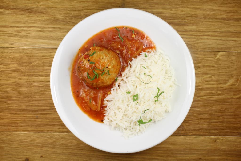 GEVOGELTEGEHAKTBAL TOMATENSAUS EN BASMATIRIJST