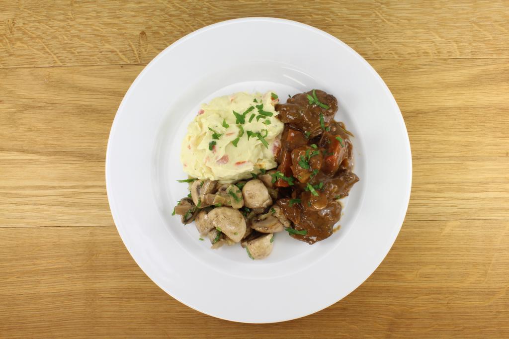  ESTOUFFADE DE BŒUF, PUREE DE POMMES DE TERRE AU TOMATE ET CHAMPIGNONS