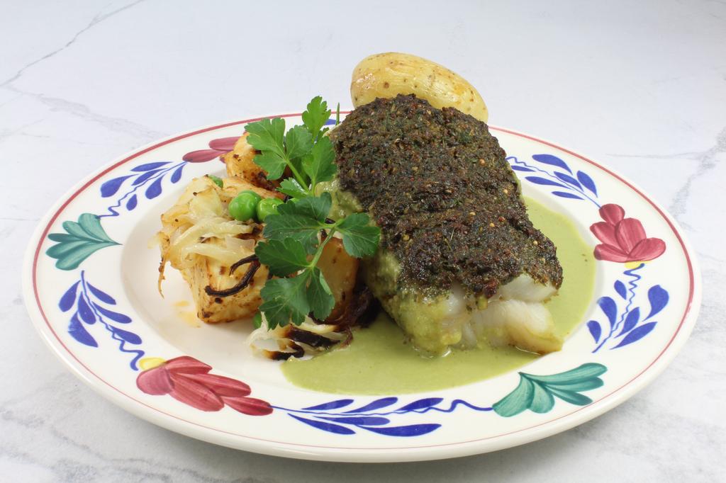 GOUDBRASEMFILET MET KRUIDEN, SAUS MET SPINAZIE, GEGRILDE RAAPSELDER EN ERWTJES, AARDAPPELEN